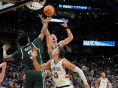 O rali de basquete do estado de Michigan fica aquém da derrota no Sweet 16 para a UConn