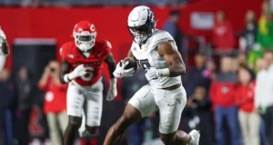 Kenyon Sadiq está entre os 10 melhores jogadores ofensivos de Joel Klatt no draft da NFL