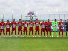 Jogadores iranianos posam com fotos de jovens vítimas da guerra na Turquia