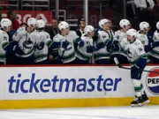 Os piores Canucks da NHL venceram os Blackhawks por 6-3 para encerrar a derrapagem de 7 jogos