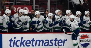 Os piores Canucks da NHL venceram os Blackhawks por 6-3 para encerrar a derrapagem de 7 jogos