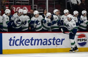 Os piores Canucks da NHL venceram os Blackhawks por 6-3 para encerrar a derrapagem de 7 jogos