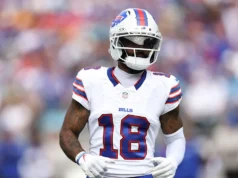 Os Eagles concordaram com Elijah Moore em um contrato de um ano