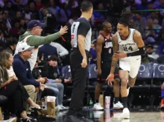 ASSISTA RÁPIDO: VJ Edgecomb se machucou em uma derrota humilhante para Sixers x Spurs.
