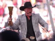 Pat McAfee comemora conquista histórica no hóquei olímpico dos EUA