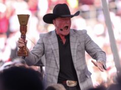 Pat McAfee comemora conquista histórica no hóquei olímpico dos EUA