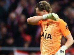 O sub-goleiro do Spurs, Kinski, aos 17 minutos, após um início terrível