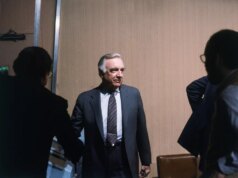 Em 6 de março, Walter Cronkite assinou pela última vez