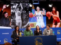 A técnica das Valquírias, Natalie Nakase, caminha do lado de fora até a cabine de transmissão