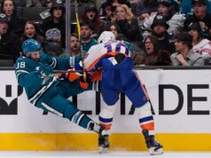 Maclin Celebrini, do San Jose Sharks, está emocionado após a derrota para o New York Islanders