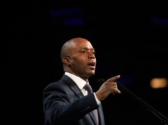 Temendo uma virada do Partido Republicano, os principais democratas da Califórnia estão pedindo que os candidatos atrasados abandonem a disputa para governador.