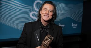 Jim Carrey está ‘chateado’ enquanto os rumores de um novo visual ‘estranho’ continuam