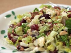 Uma salada em uma jarra adiciona um toque especial a um almoço de semana