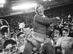 Lou Holtz, lenda do futebol universitário que treinou Notre Dame até o título nacional de 1988, morre aos 89 anos