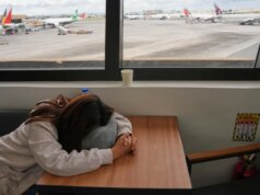 O caos global nas viagens aéreas se aprofunda à medida que os ataques EUA-Israel e a retaliação iraniana fecham os centros do Golfo – The Mercury News