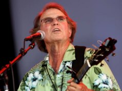 Country Joe McDonald, que se apresentou em Woodstock, morre aos 84 anos