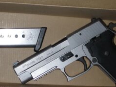 Homem de Pleasanton acusado de atirar no apartamento ao lado enquanto limpava sua arma bêbado