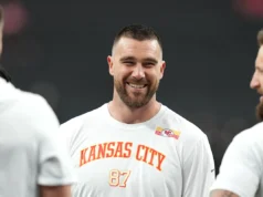 Travis Kelce supostamente assinou um contrato de 3 anos no valor de US$ 54,7 milhões para retornar aos Chiefs depois de flertar com a aposentadoria.
