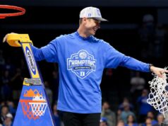 John compartilha um momento adorável com sua filha em uma entrevista coletiva