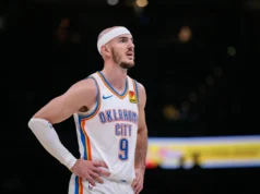 Alex Caruso, do Thunder, recebeu falta técnica por usar um sapato para bloquear um chute contra o Magic