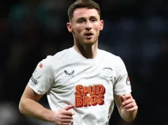 Meio-campista do Preston, Thompson, suspenso por chute de garrafa