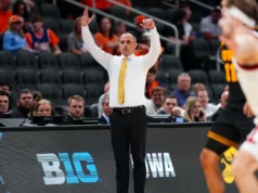 Ben McCollum encerrou relatórios que o ligavam a outros empregos depois de levar Iowa à Elite Oito em sua primeira temporada.