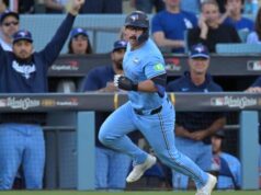 Davis Snyder, do Blue Jays, e Trey Yesevage compartilham um momento adorável no papel do Dia de Abertura