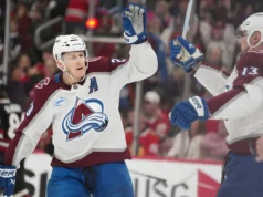 Avalanche venceu Blackhawks por 4 a 1 enquanto McKinnon estrela para garantir a vaga nos playoffs
