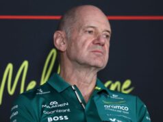 Adrian Newey para de ‘fazer barulho’ enquanto problemas técnicos atrapalham a conferência de imprensa da Aston Martin na Austrália