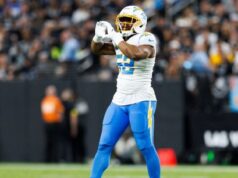 Os Chargers recontrataram Khalil Mack, com o objetivo de manter o trio pass-rush unido