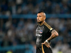 Colo Colo chega ao topo da liga, La U luta para escapar na última posição