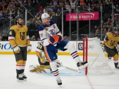 Uma onda no terceiro período colocou os Oilers na frente dos Golden Knights por 4-2