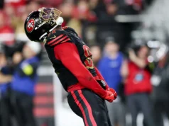 Os 49ers deveriam continuar a projetar a linha D oferecendo um pass rusher de agente livre?