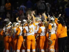Por que o softball do Tennessee usou meias incompatíveis no jogo 2 contra a Flórida