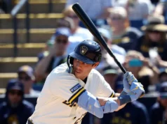 Um trio de home runs levou os Brewers à vitória por 11–4 sobre os Rangers