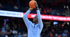 Caleb Wilson, número 17 da UNC, ainda não foi liberado para o treino 5 contra 5 enquanto se recupera de uma lesão na mão.