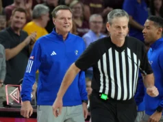 O técnico do Kansas, Bill Self, foi expulso após explodir contra os árbitros por fazer falta em Darrin Peterson no confronto contra o Arizona State.
