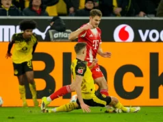 Josip Stanisic mergulha em uma entrada de Niko Schlotterbeck durante a vitória do Bayern de Munique por 3 a 2 sobre o Borussia Dortmund
