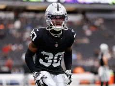 Falcons concordam com os termos do CB Darnay Holmes