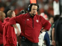 Kurt Cignetti não gosta das chuteiras douradas no treino de primavera em Indiana