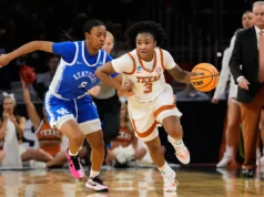 Texas debanda Kentucky, 76-54, para avançar para a Elite Oito e marcar um confronto com Michigan.