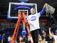 O número 7 da Flórida comemorou o título da SEC e garantiu a primeira colocação no torneio da NCAA