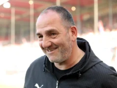 Frank Schmidt, o técnico mais antigo do futebol alemão, enfrenta uma possível saída do Heidenheim
