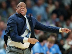 Depois de um colapso histórico no torneio da NCAA, a UNC deveria cortar a isca com Hubert Davis?