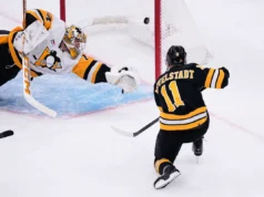 Jeremy Swyman marcou dois gols cedo na vitória dos Bruins sobre os Penguins