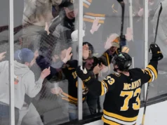 Bruins D Charlie McAvoy marcou o gol da vitória. E então chegou a hora de ir ao dentista – de novo