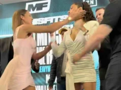 A campeã do Misfit, Carla Z, dá um tapa na ex-lutadora do UFC Pearl Gonzalez durante um confronto acalorado