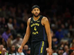 Moses Moody, do Warriors, é retirado da quadra após sofrer uma grave lesão no joelho na vitória sobre o Mavericks