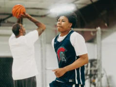 Mason Williams se comprometeu com a turma de recrutamento de basquete de Kentucky 2026