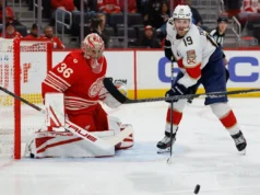 Dylan Larkin sai do 3º quando o Detroit Red Wings cai para os Panthers por 3-1